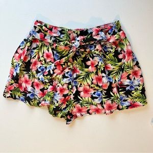 Floral / Tropical Print Shorts w/ Tie | Size XS